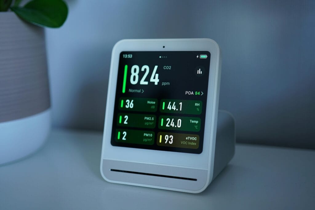 Consejos para mejorar la calidad del aire de Los Ángeles 4 Close-up of a digital air quality monitor displaying CO2, PM2.5, and temperature readings.