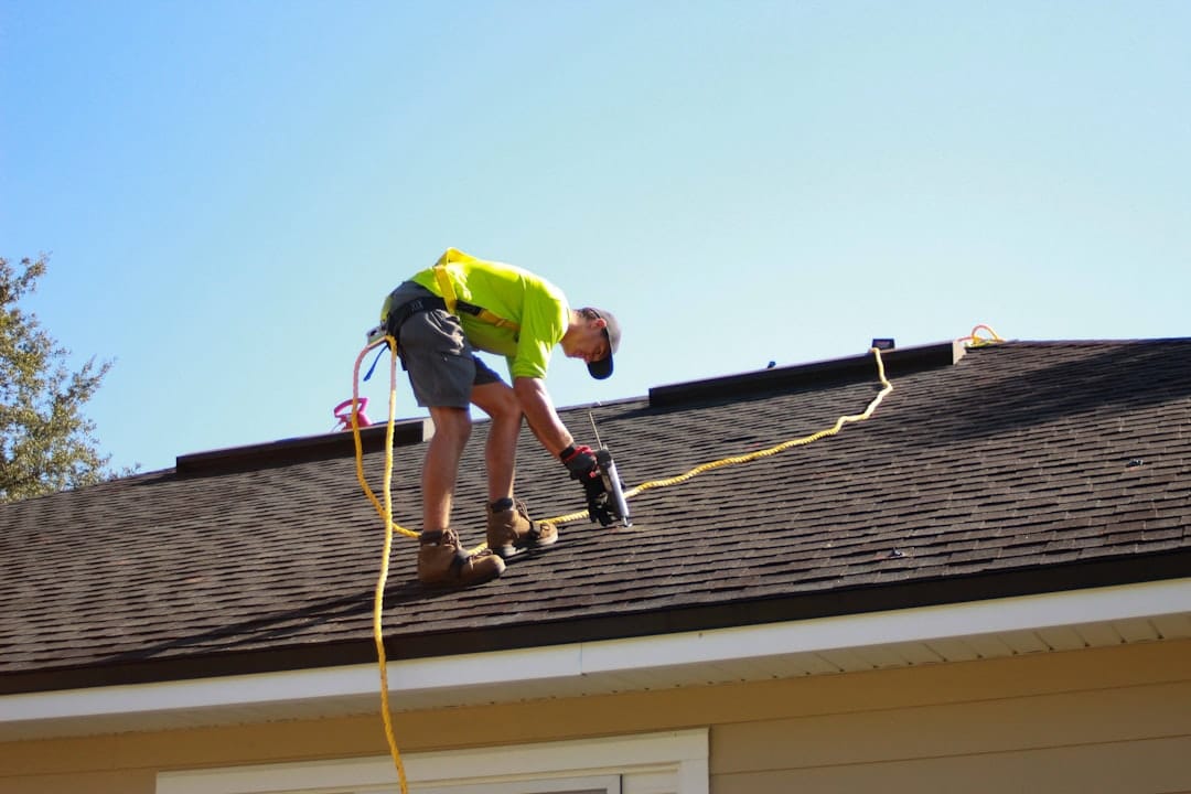 Factores que influyen en el precio de reemplazo de su horno 3 hvac_technician_assisting_homeowner