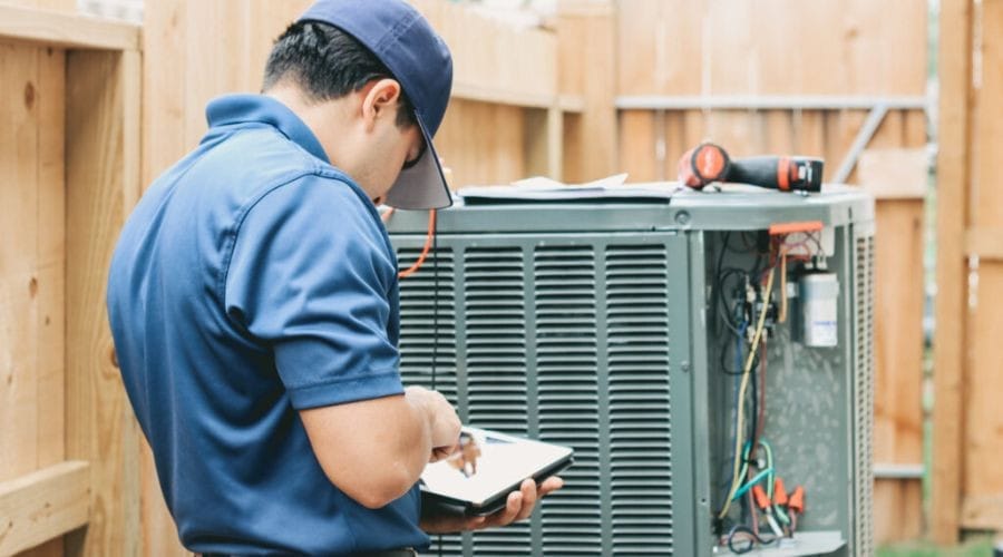 #1 Reparación de aire acondicionado en Hollywood y servicios de puesta a punto de aire acondicionado 1 AC Tune Up Services performed by a professional technician to improve cooling efficiency and system reliability